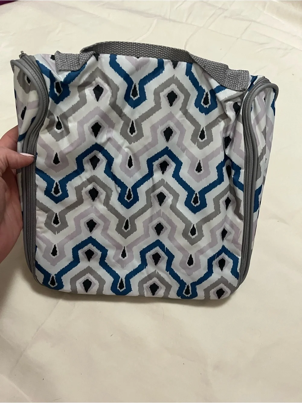 NWT Thirty-One Hanging Traveler Case in Ikat Waves